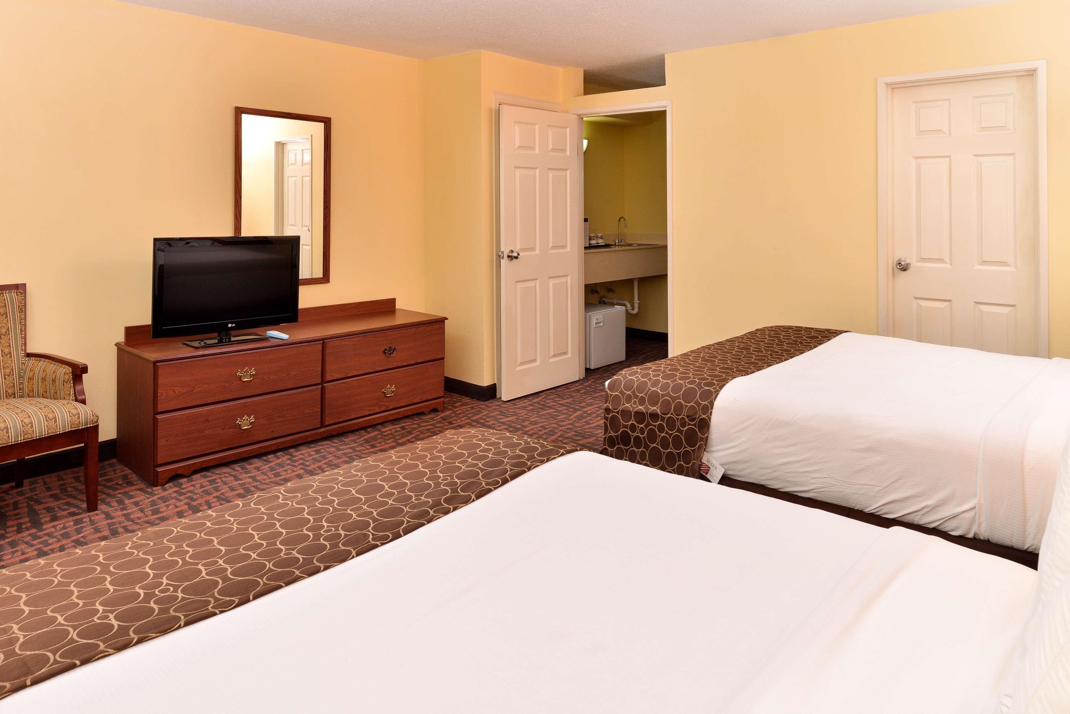 Best Western Louisville East Inn & Suites Exterior photo