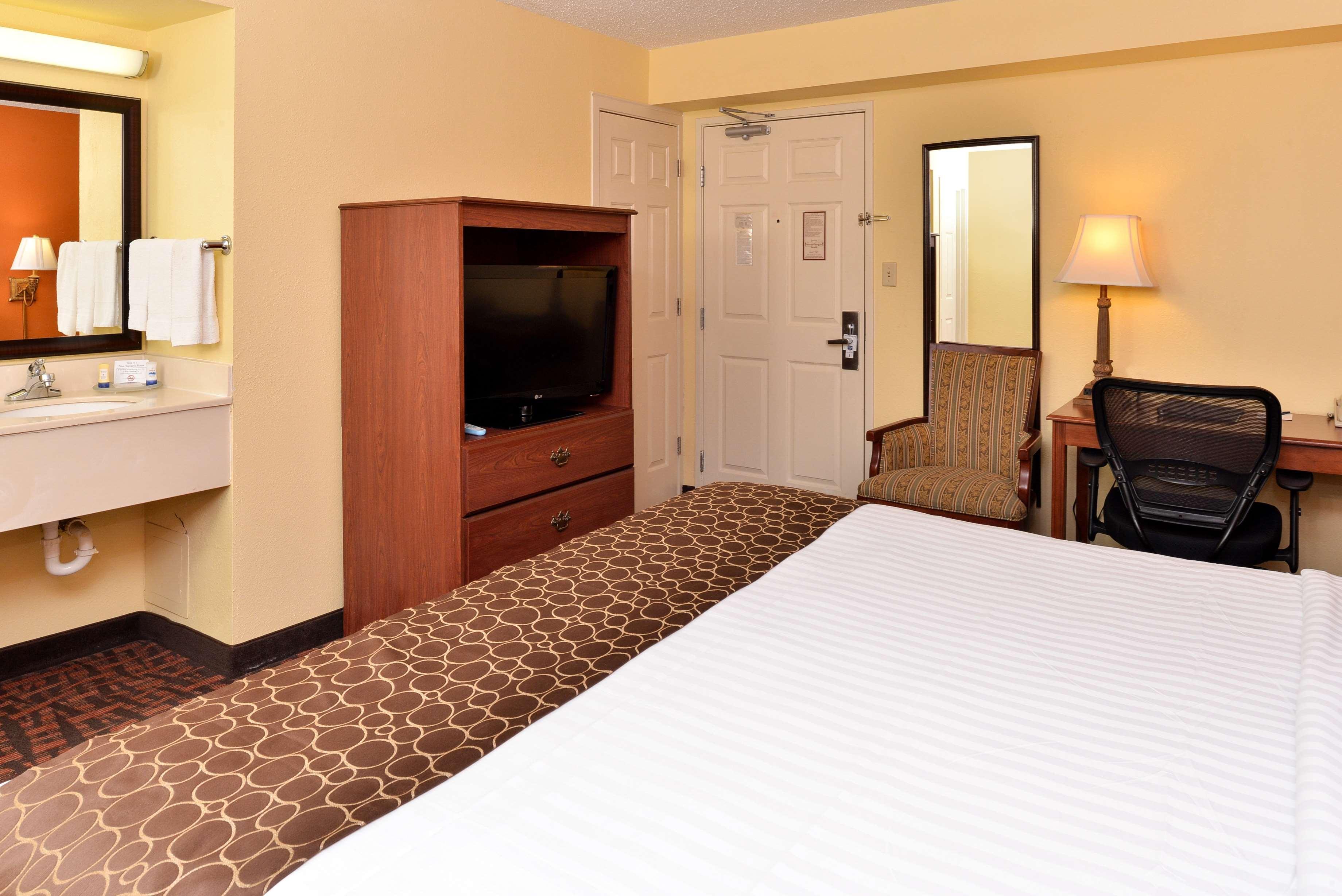 Best Western Louisville East Inn & Suites Exterior photo