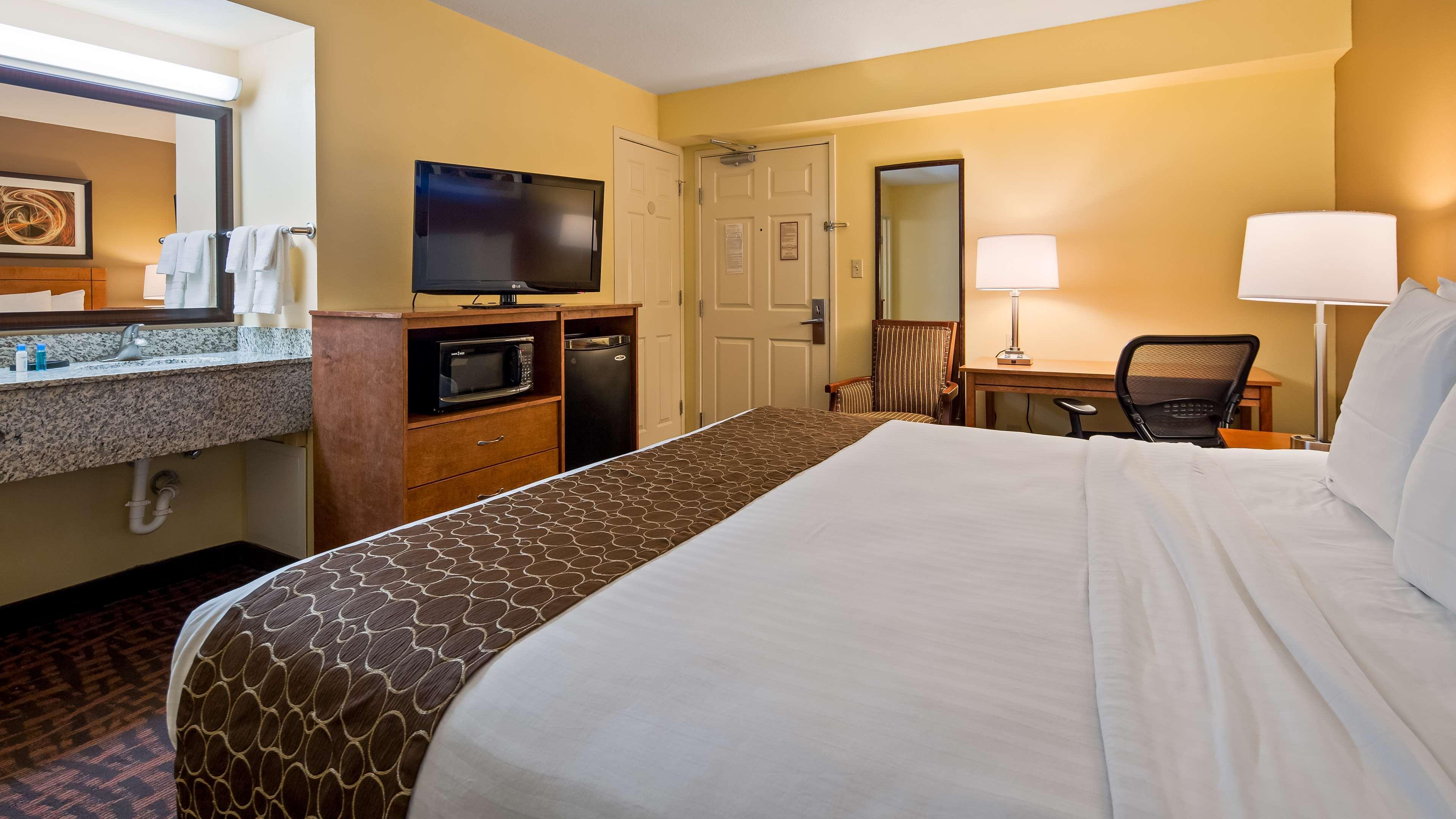 Best Western Louisville East Inn & Suites Exterior photo
