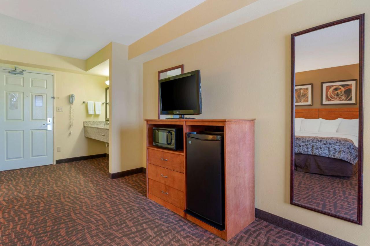 Best Western Louisville East Inn & Suites Exterior photo