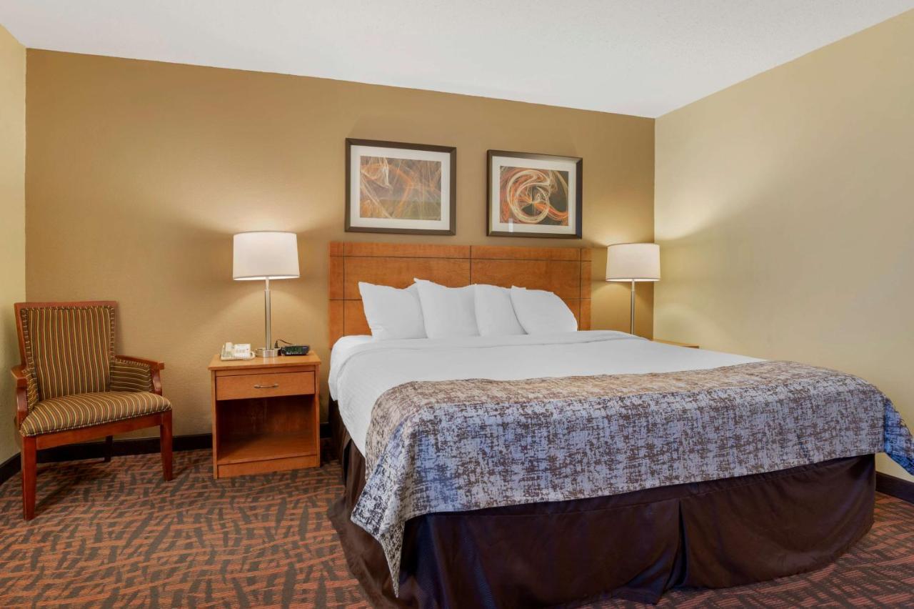 Best Western Louisville East Inn & Suites Exterior photo