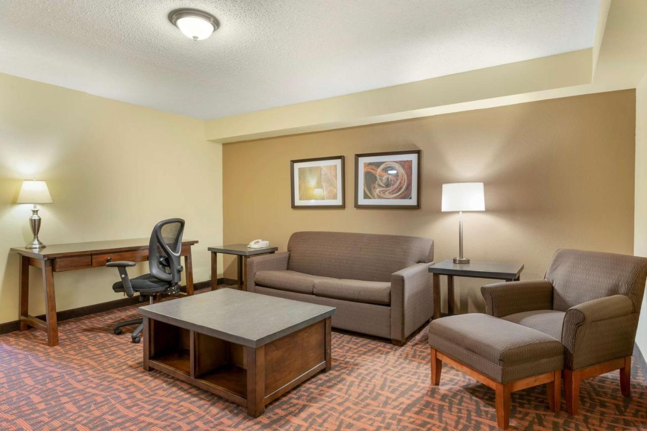 Best Western Louisville East Inn & Suites Exterior photo