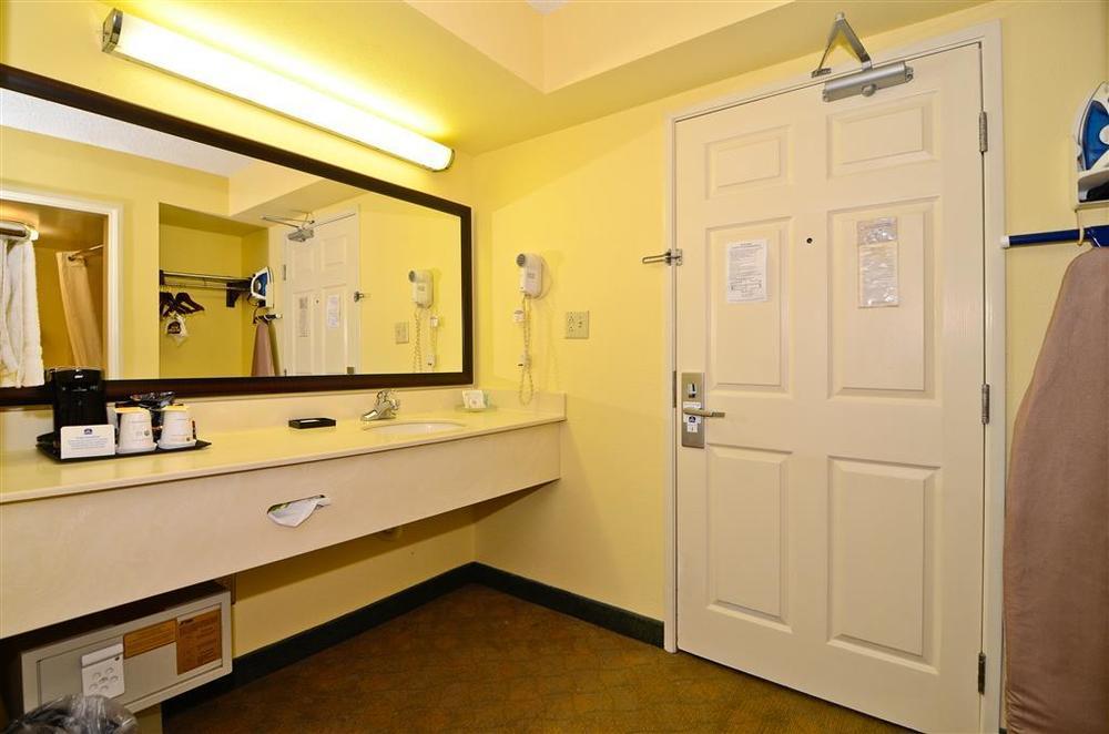 Best Western Louisville East Inn & Suites Room photo