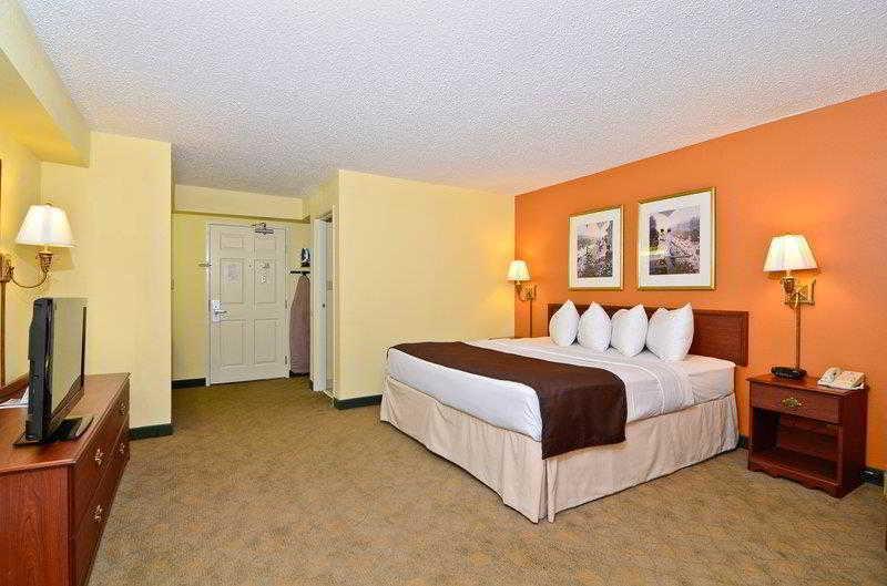 Best Western Louisville East Inn & Suites Exterior photo